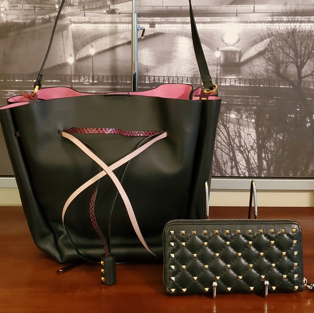 Valentino Garavani Bucket Bag with Rockstud Wallet - Picture 4 of 16